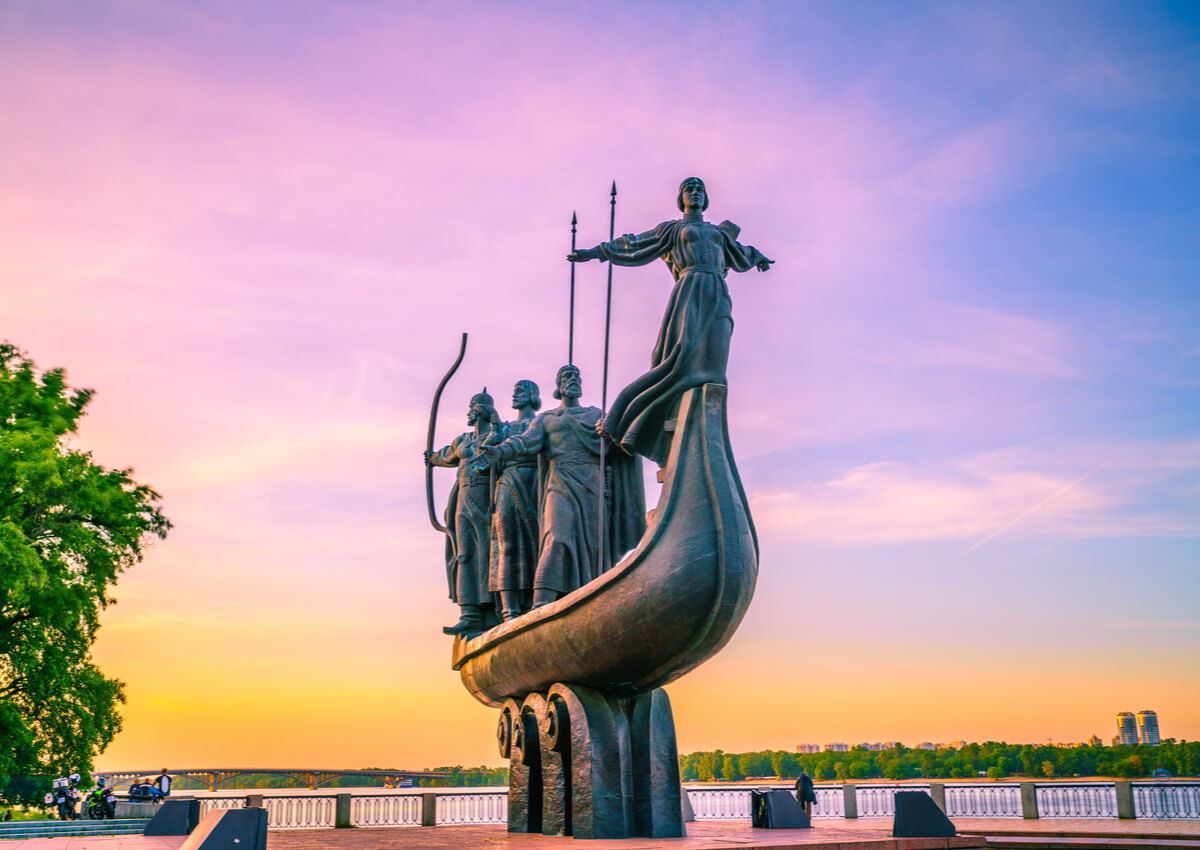 Historias del Monumento de los Fundadores de Kiev - Mi Viaje