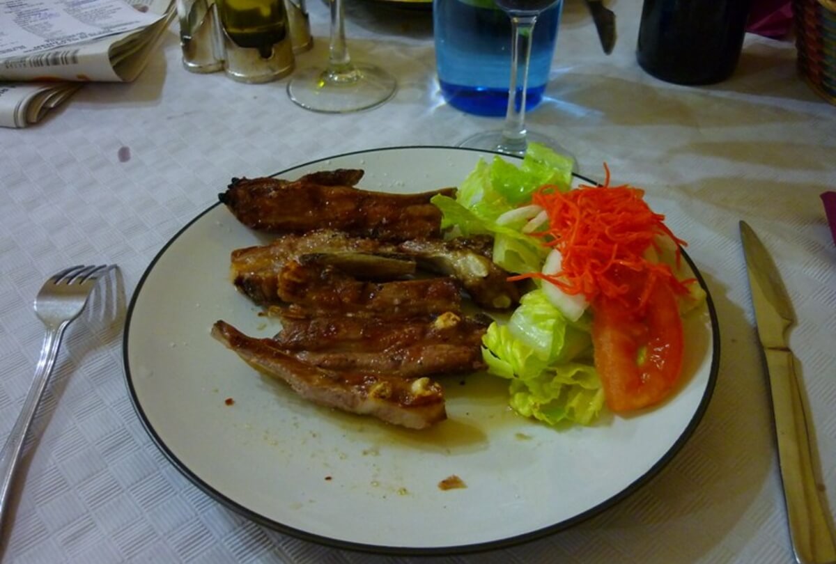 Chuletillas al Sarmiento, un plato típico de La Rioja, servido en un plato. 