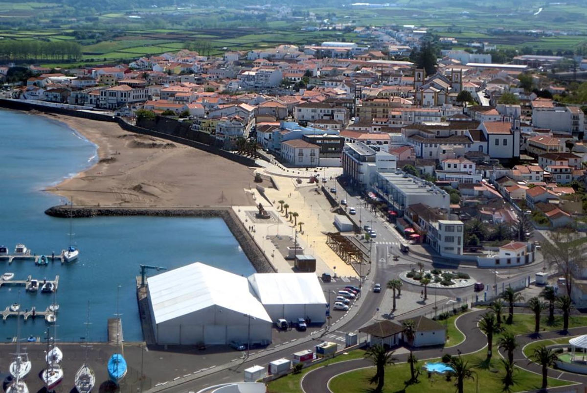Vista del puerto de Praia da Vitoria, en Terceira.