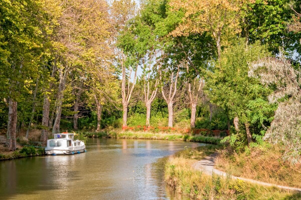 Panorama del canal du Midi, en la tarde.