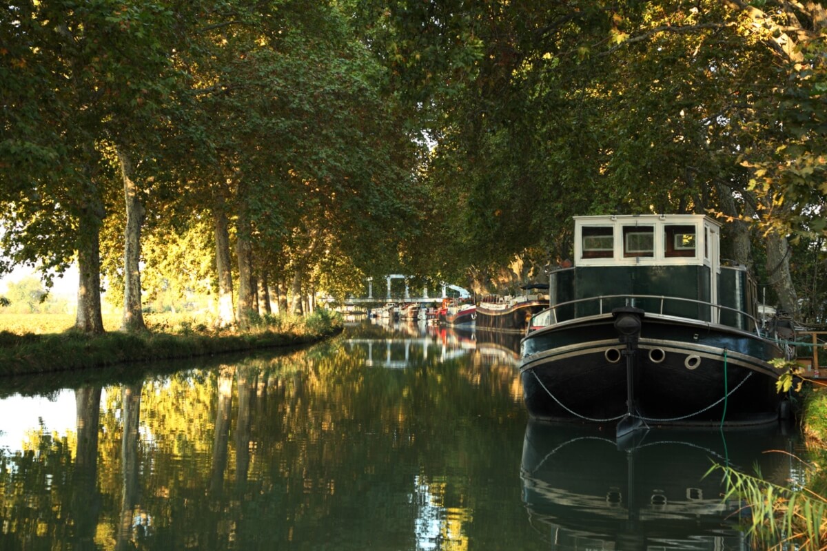 Barco en el canal de Du Midi, en Francia.