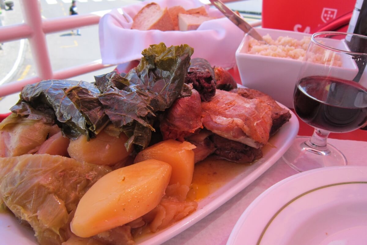 Cocido en furnas, un plato típico de Azores, en un restaurante.