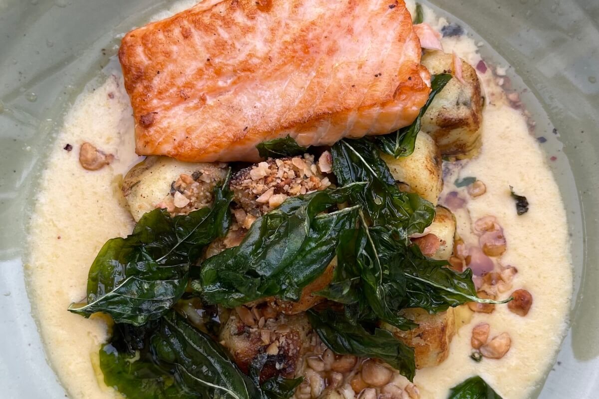 Fiskur en un plato: comida típica de las islas Feroe.