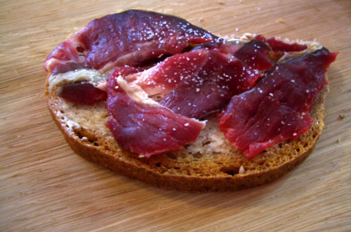 Skerpikjøt servido con pan, servido en un plato.