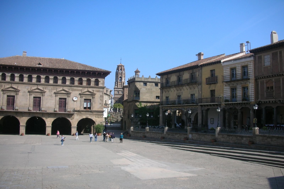 Plaza mayor de Valderrobres.