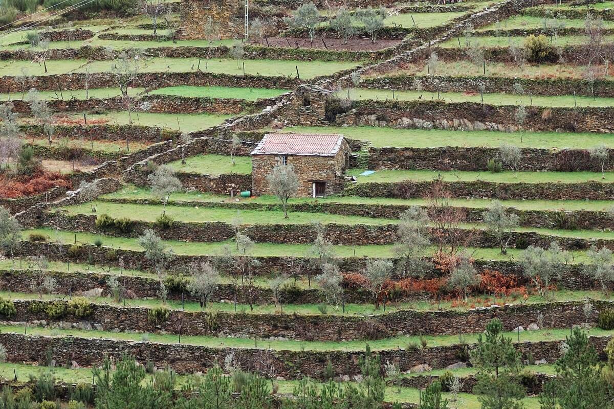 Casa de piedra en un sendero de Alvoco da Serra.