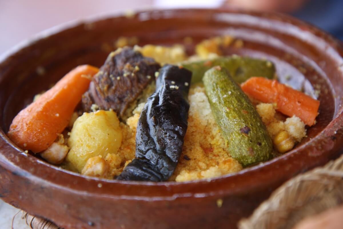 Plato de cuscús: una comida popular de Marrakech. 