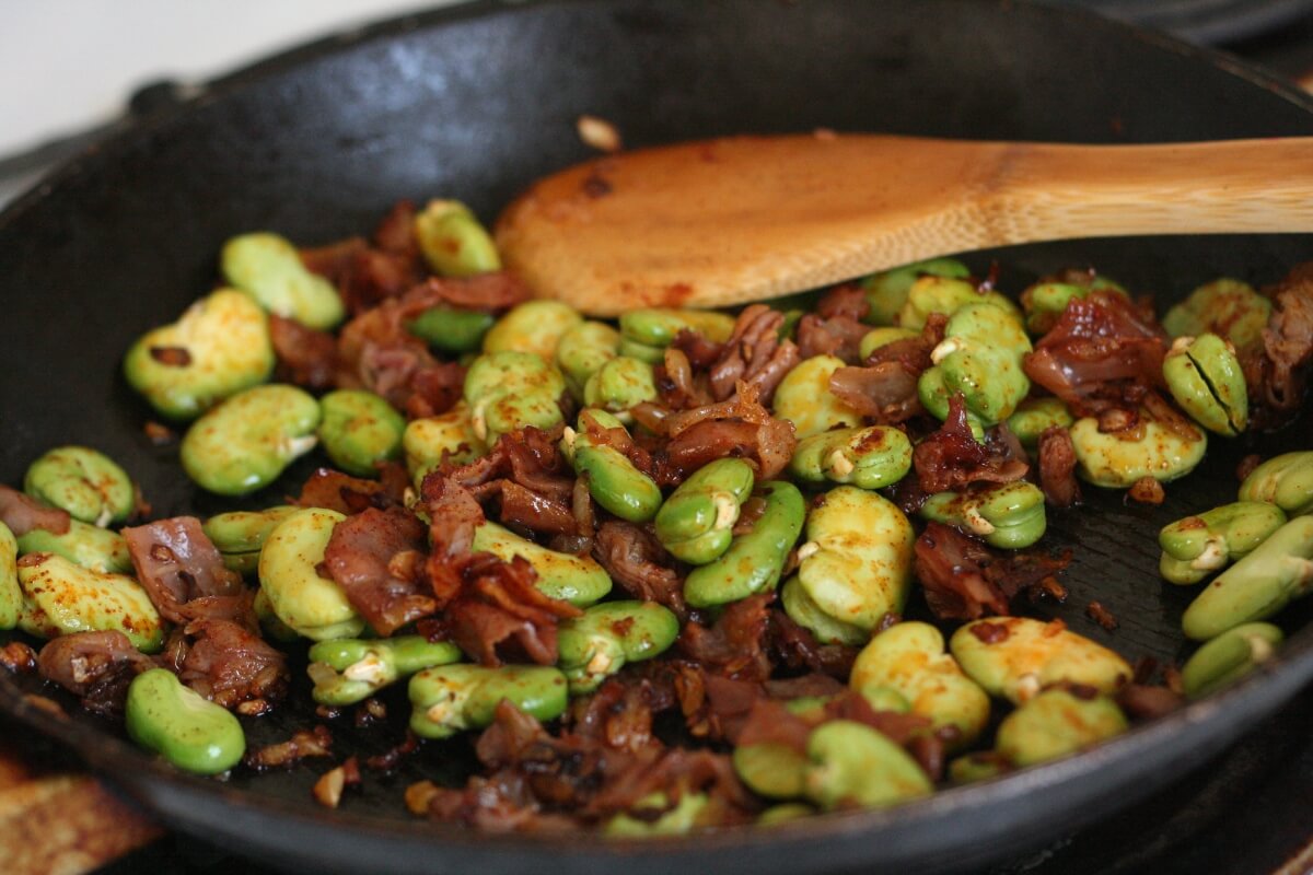 Habas con jamón en una paila.