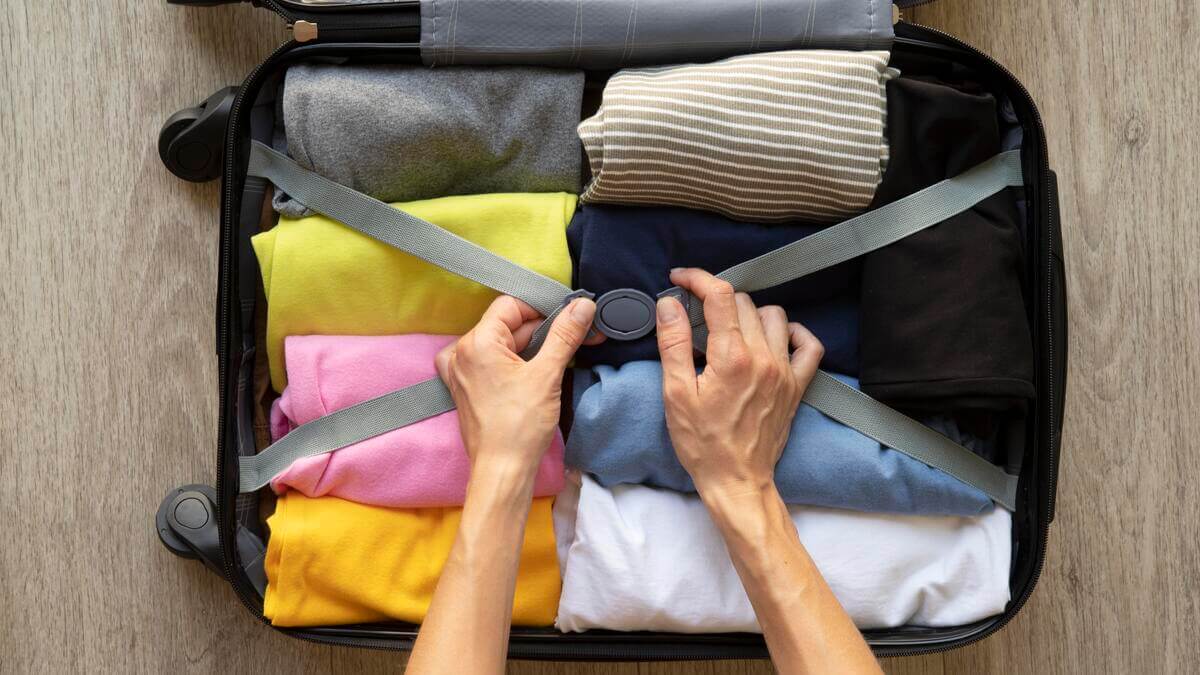 Persona organizando un viaje barato.