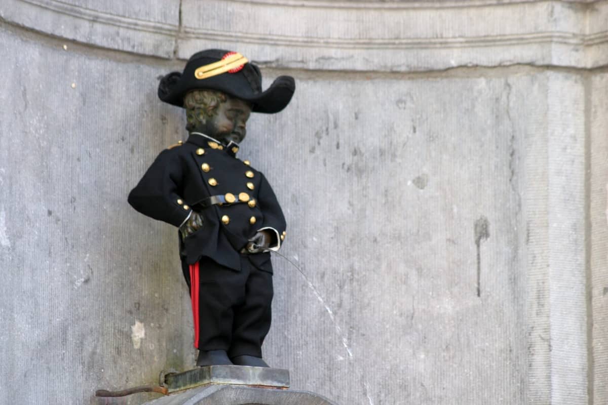Manneken Pis con un traje festivo.