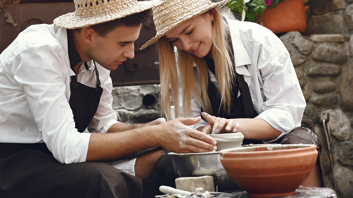 Dos viajeros haciendo artesanía.